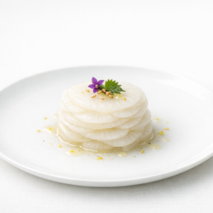 Ein minimalistisch lackierter Daikon auf weißem Teller vor hellem Hintergrund, ruhig inszeniert und fotorealistisch.