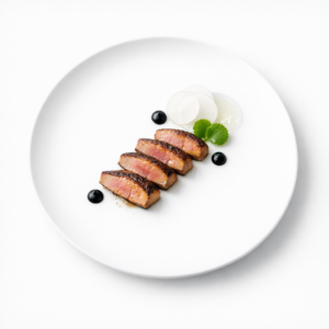 Entenleber mit schwarzem Knoblauch, geräucherter Molke und Wasabi-Blatt auf weißem Teller