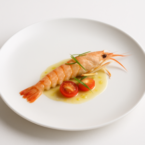 Editorial angerichteter Kaisergranat mit Amela-Tomate, Yuzu und Zitronenblatt auf weißem Teller.