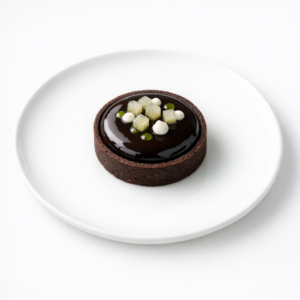 Schokoladen-Tartelette mit glänzender dunkler Ganache, feinem Fenchel und einem kleinen Akzent aus Joghurt auf weißem Teller