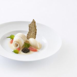 Seezunge in mehreren Texturen mit Kaviar, Shiso und heller Molkensauce auf einem weißen Teller