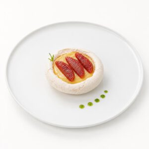 Blutorangen-Vacherin mit Safrancrémeux, Blutorangenfilets und grünen Verbeneöltropfen auf einem weißen Teller.