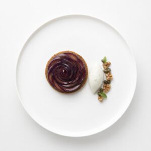 Lackierte Zwetschgenrosette auf Walnuss-Sablé mit Joghurt-Verbene-Creme, Walnuss und kandierten Kapern