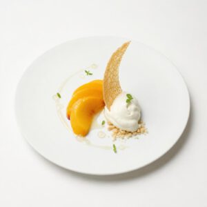 Pfirsichspalten mit aufgeschlagener Vanille-Miso-Crème, Verbene-Zitronen-Sud und gebogener Reis-Tuile auf weißem Teller.
