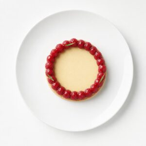Pochierter Himbeerkranz auf Vanille-Miso-Flan mit Reissablé und Estragonlack